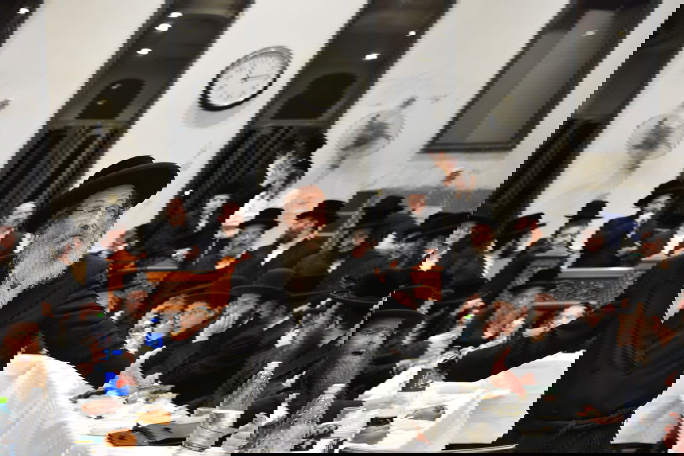 עם גביע משקה בידו: כך רומם המשפיע את קהל החסידים