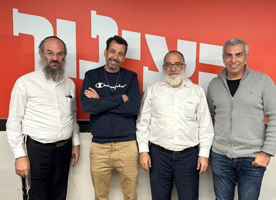 גיא לרר עם חבריו החרדים