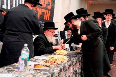 אלפי בחורים התכנסו בעיירה בראשות הבן הבכור של האדמו"ר