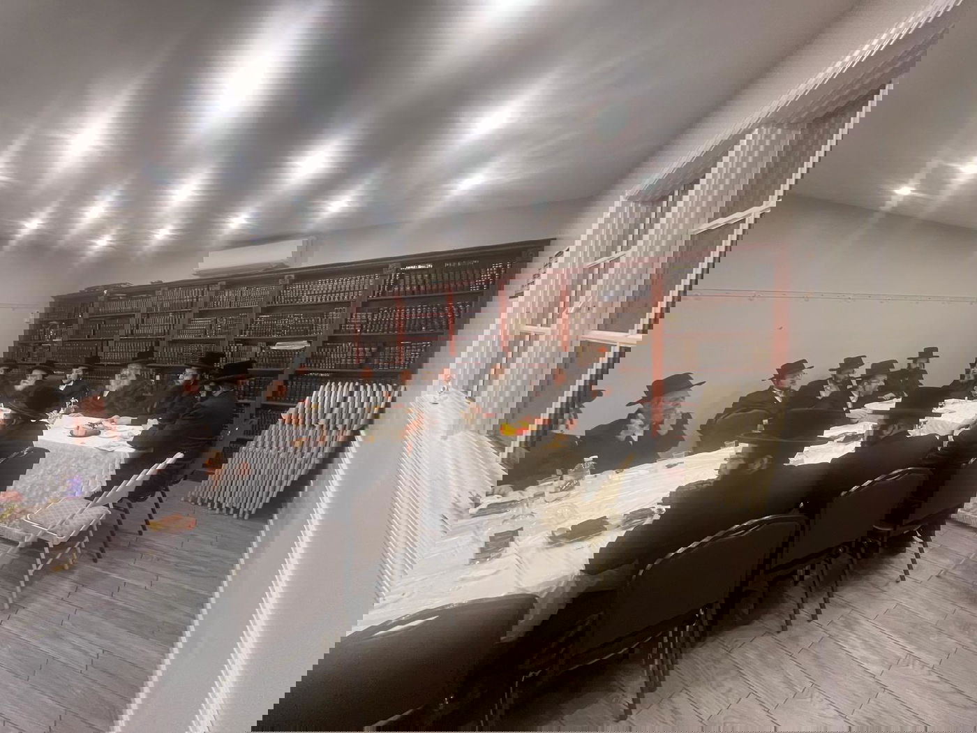 החסידים שתו לחיים בשמחת הווארט לבת רבם | תיעוד