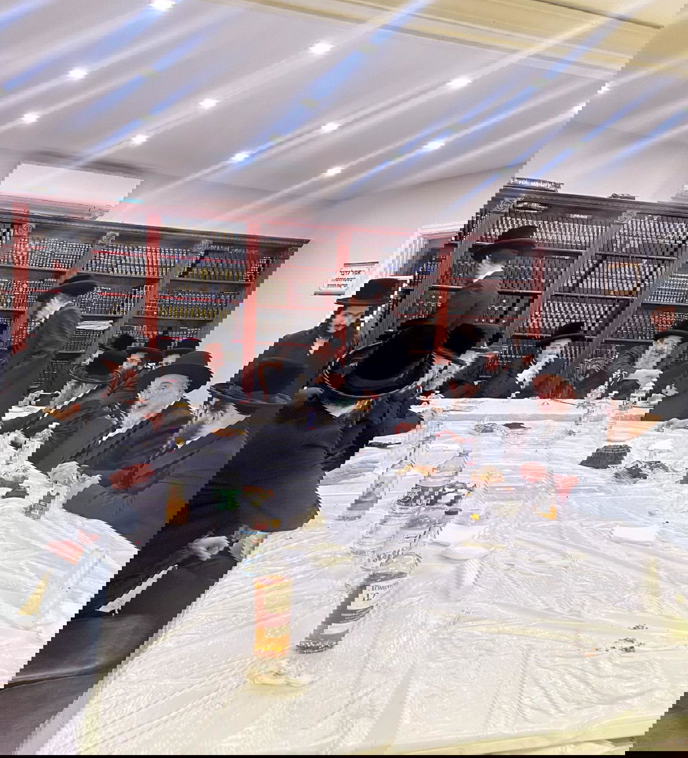 החסידים שתו לחיים בשמחת הווארט לבת רבם | תיעוד