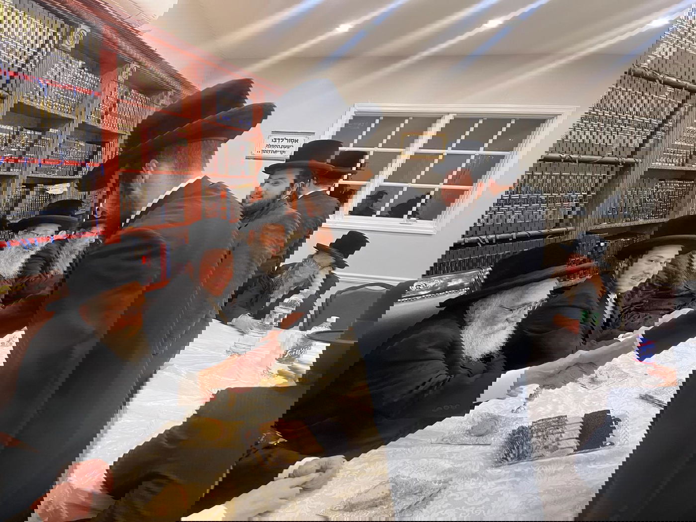 החסידים שתו לחיים בשמחת הווארט לבת רבם | תיעוד