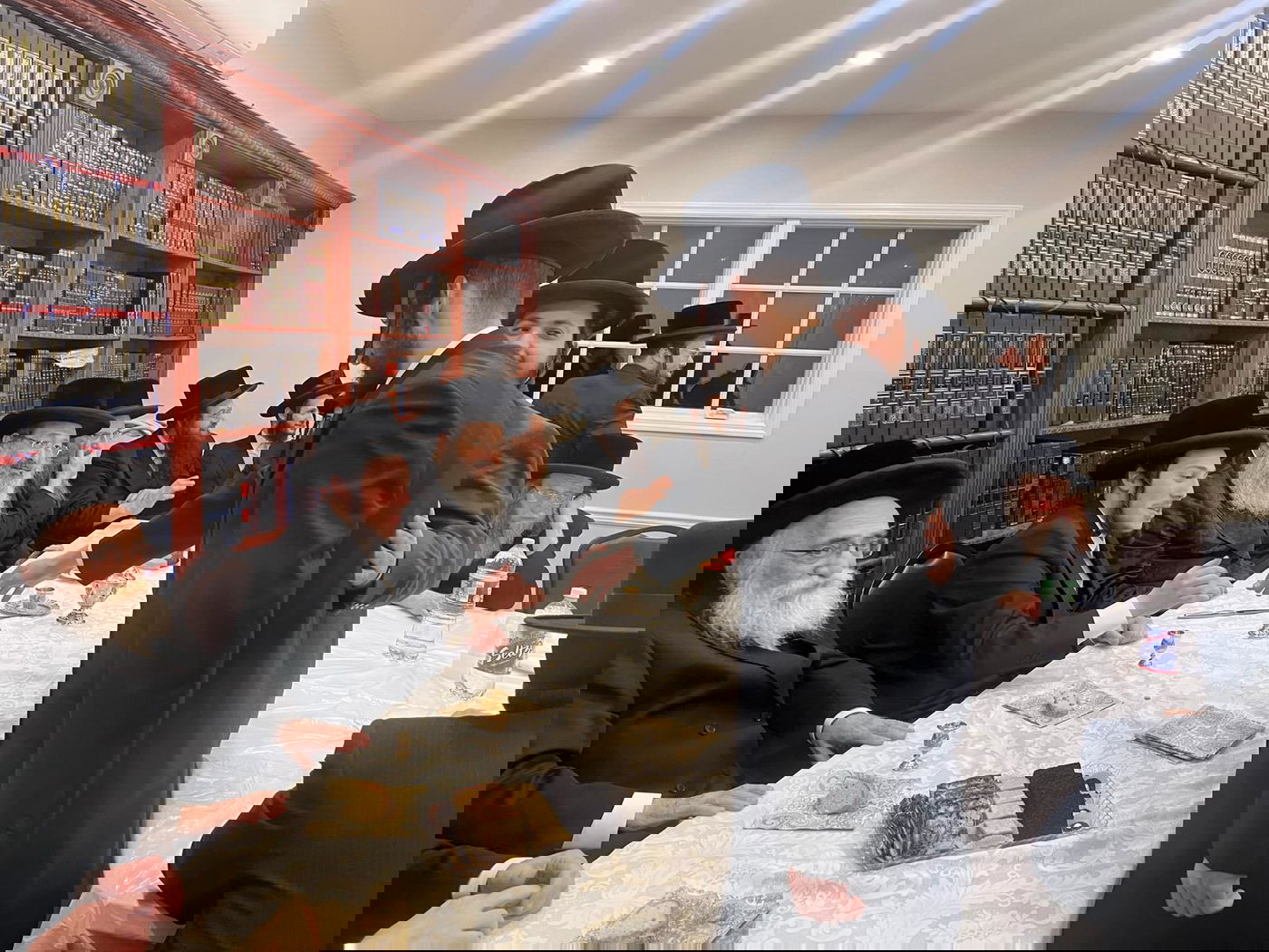 החסידים שתו לחיים בשמחת הווארט לבת רבם | תיעוד