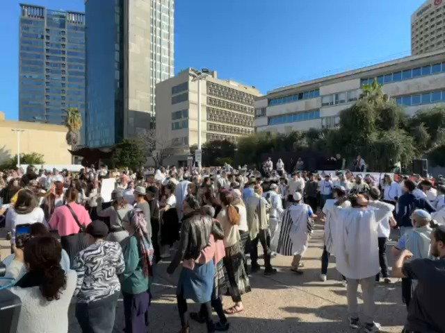 תפילת ראש חודש אדר ב' בכיכר החטופים בתל אביב