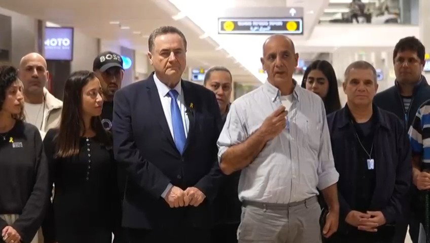 שר החוץ עם משפחות החטופים