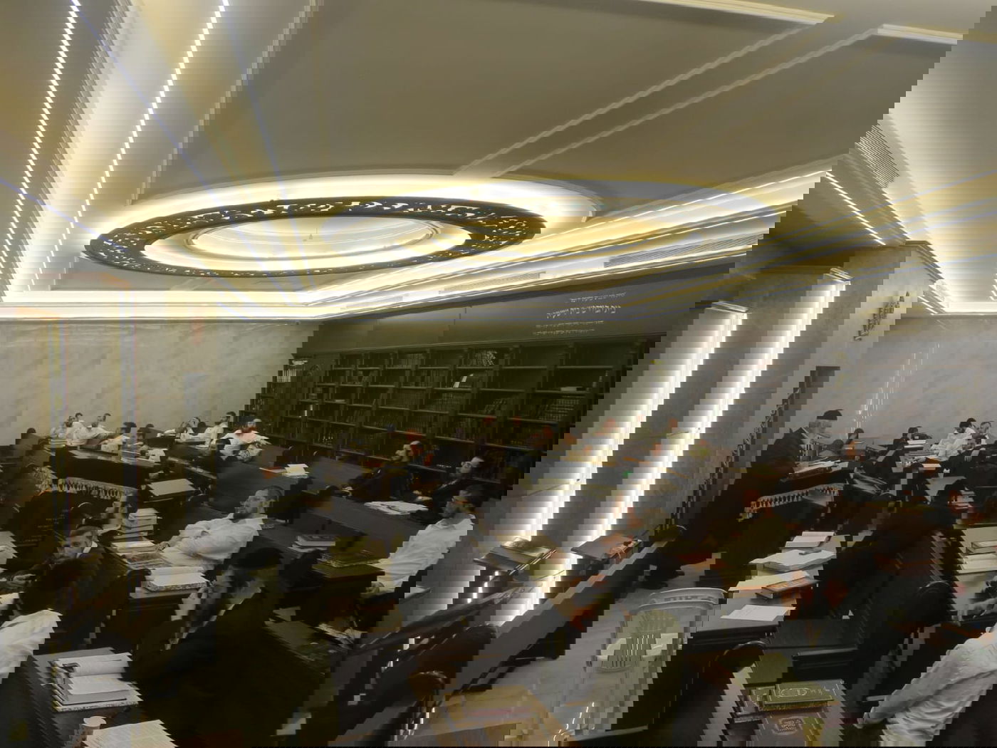 רב השכונה פלפל עם אברכי הכולל בהלכות שבת | תמונות