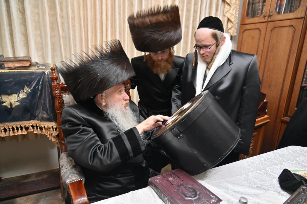 מחבישת השטריימל ועד ריקוד הבנש"קים מאחורי כסא האדמו"ר | תיעוד