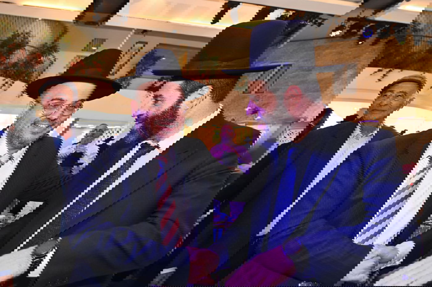 גדולי העסקונה הבני ברקית בברית לבנו של יעקב זכריהו | גלריה