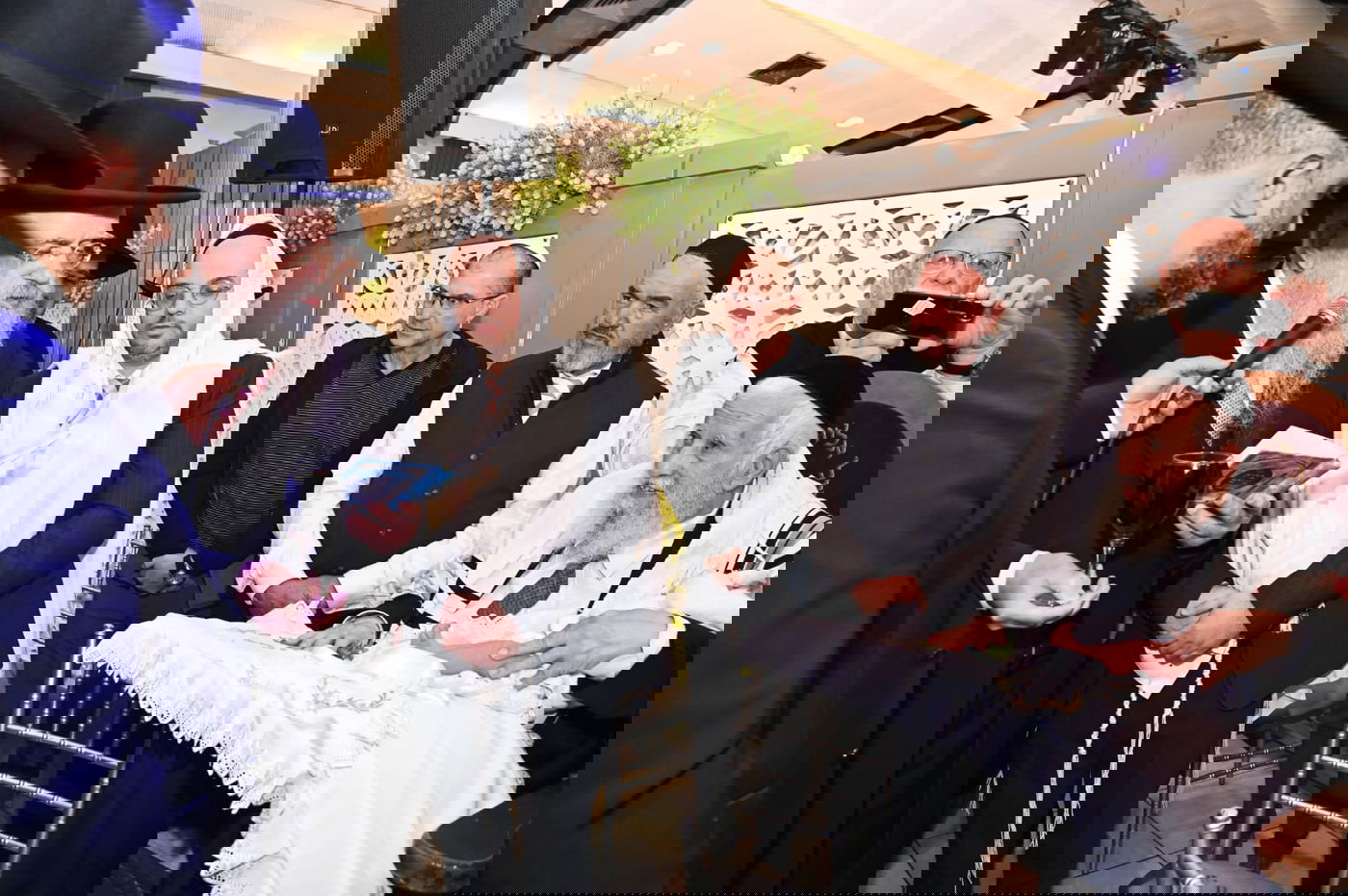 גדולי העסקונה הבני ברקית בברית לבנו של יעקב זכריהו | גלריה
