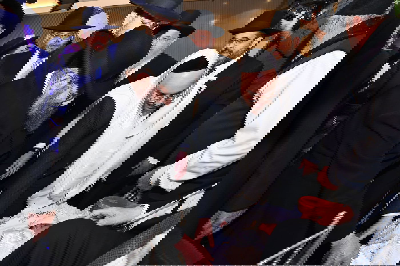 גדולי העסקונה הבני ברקית בברית לבנו של יעקב זכריהו | גלריה