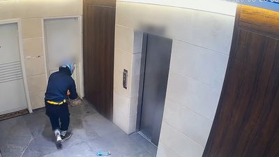 מטען חבלה הונח והתפוצץ בפתח דירה בתל אביב: שני חשודים נעצרו | צפו