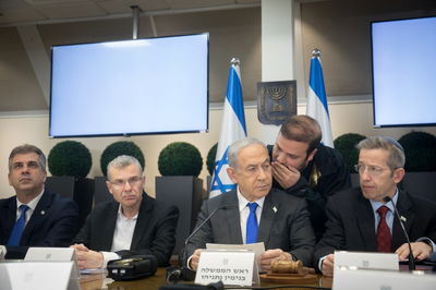 ישיבת הממשלה בראשות נתניהו . האם הבחירות יוקדמו?