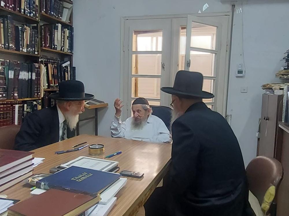 הגר"י אפרתי במעונו של הגר"ד לנדו עם הגר"ז זוכובסקי