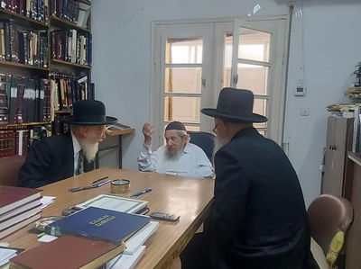 הגר"י אפרתי במעונו של הגר"ד לנדו עם הגר"ז זוכובסקי