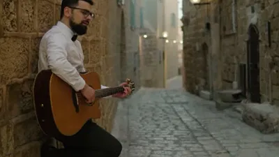 סהר חלוצי בסינגל פורימי: "תוריד את המסיכה"