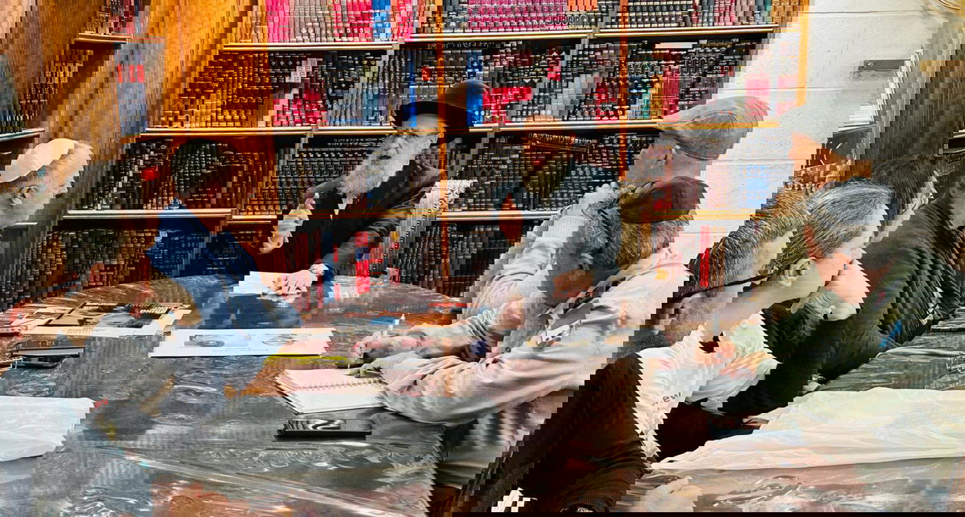 הגר"ד יוסף נועד עם משפחות החטופים: "הלב שלנו איתכם - מחכים לראות את כולם בבית"