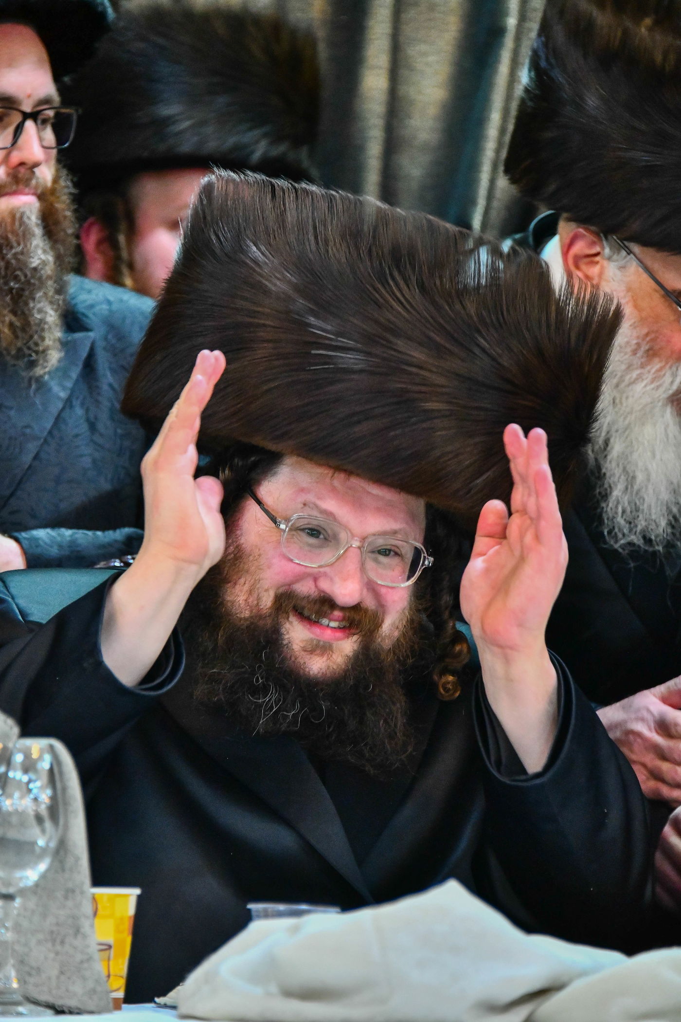 אבי הכלה התחדש עם שטריימל חדש, והסבא שבר את הצלחת 