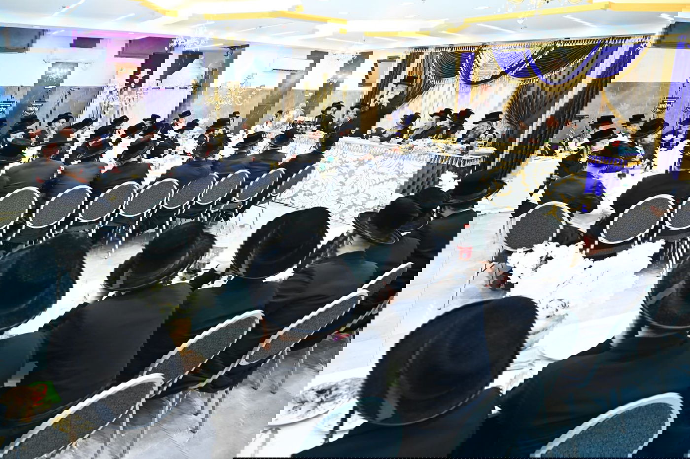 הגאב"ד העניק כוסיות כסף לנגידים ויין לאברכים | תיעוד