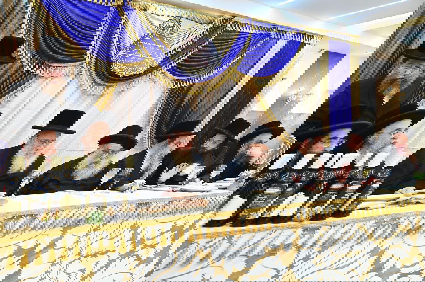 הגאב"ד העניק כוסיות כסף לנגידים ויין לאברכים | תיעוד