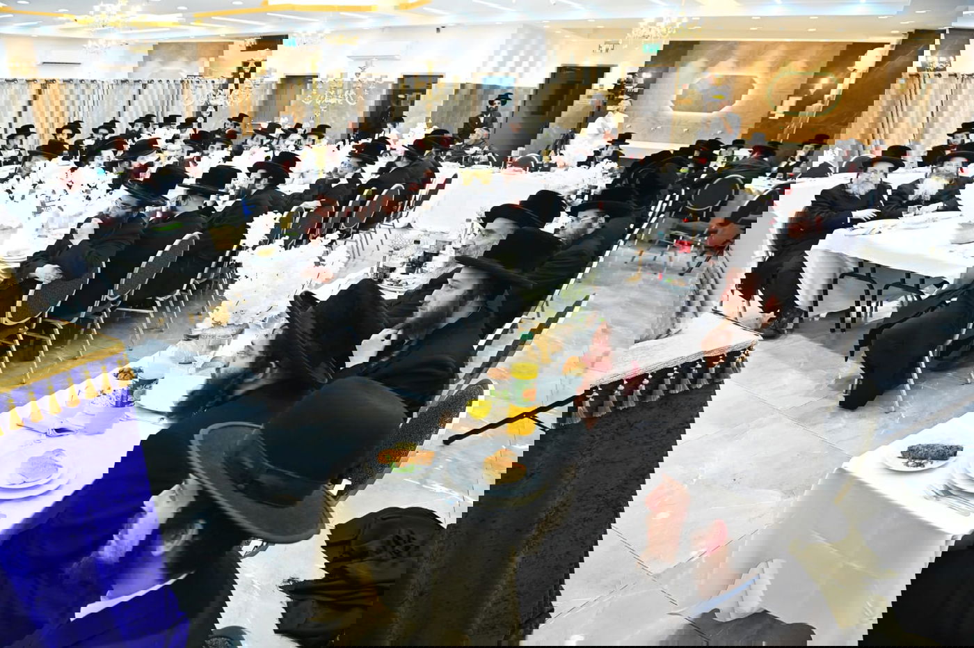 הגאב"ד העניק כוסיות כסף לנגידים ויין לאברכים | תיעוד