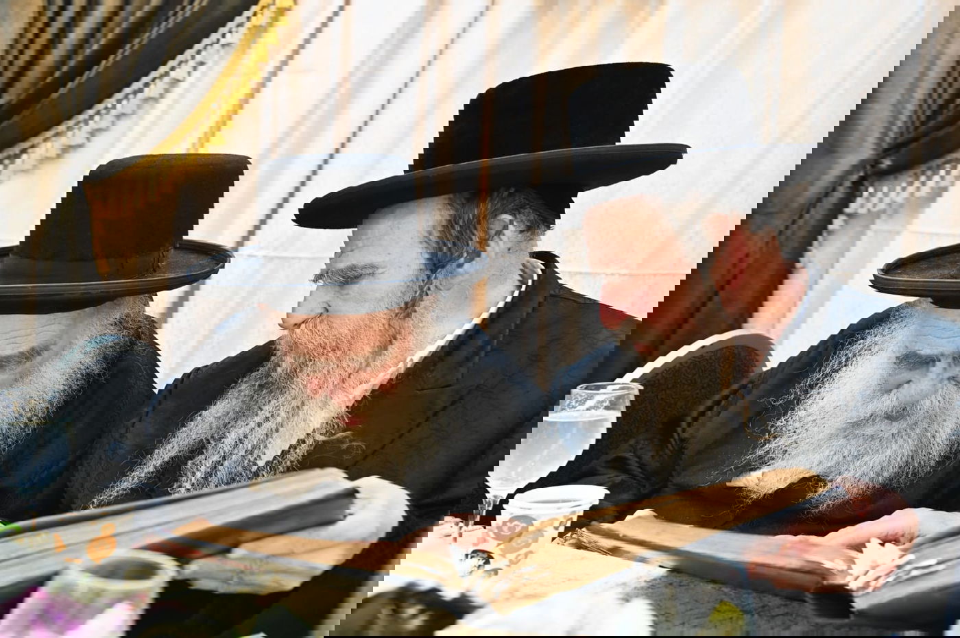 הגאב"ד העניק כוסיות כסף לנגידים ויין לאברכים | תיעוד