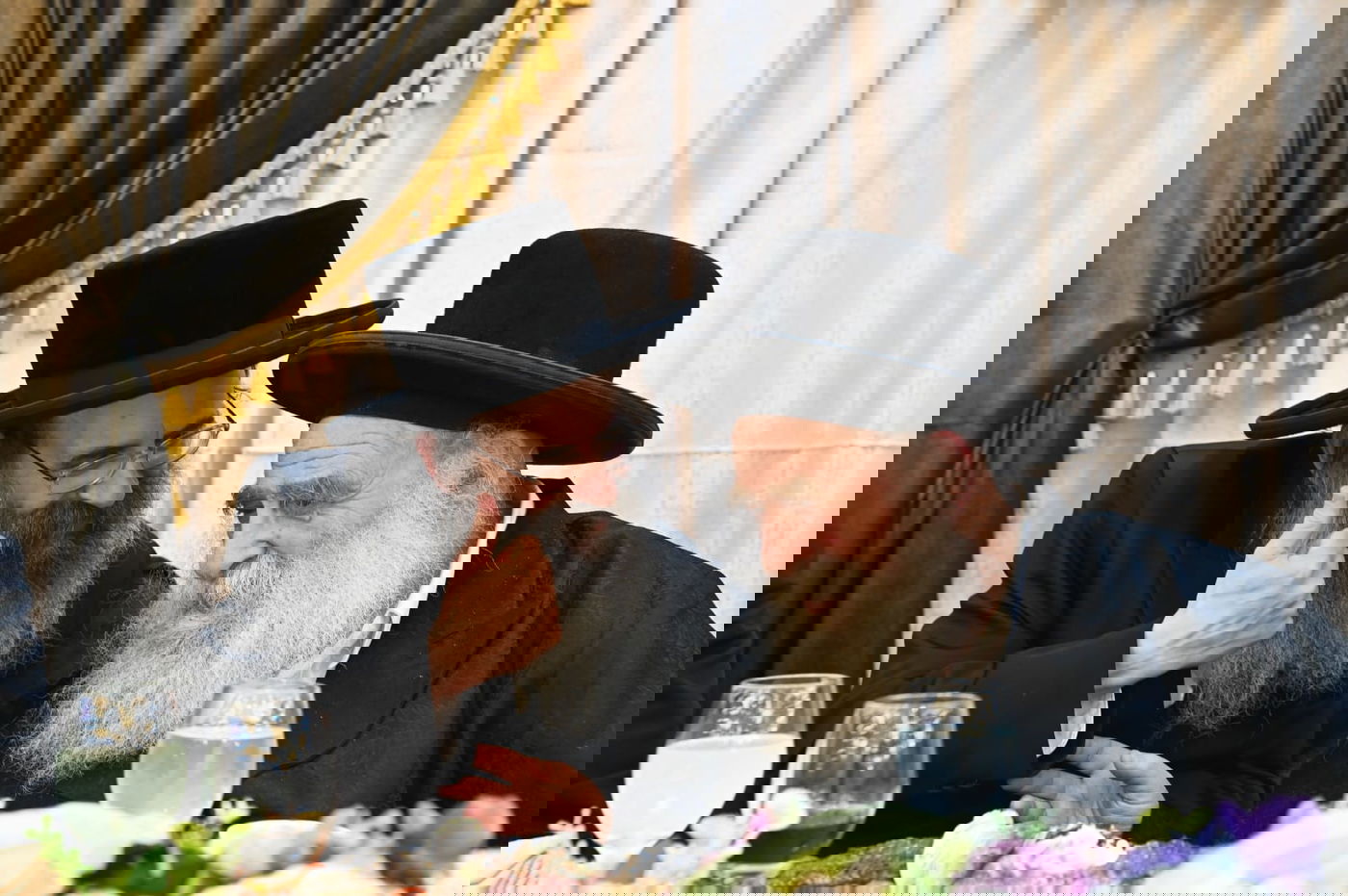 הגאב"ד העניק כוסיות כסף לנגידים ויין לאברכים | תיעוד