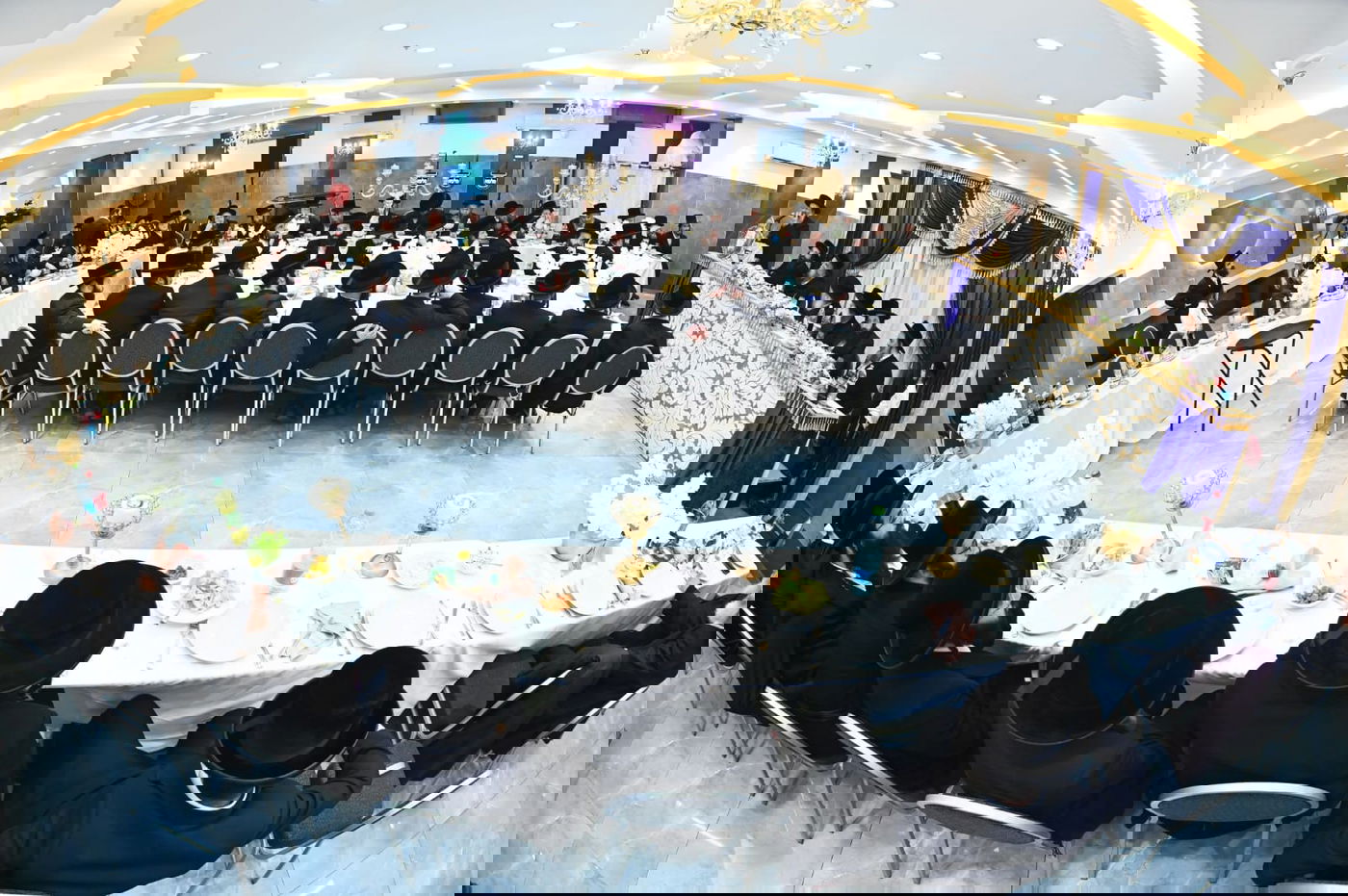 הגאב"ד העניק כוסיות כסף לנגידים ויין לאברכים | תיעוד