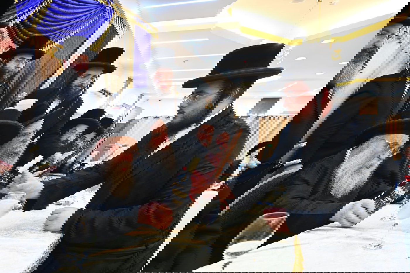 הגאב"ד העניק כוסיות כסף לנגידים ויין לאברכים | תיעוד