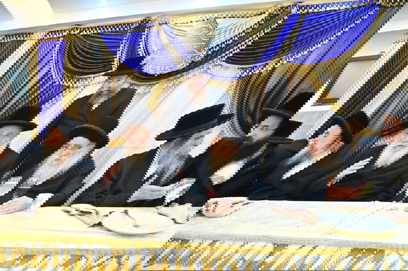 הגאב"ד העניק כוסיות כסף לנגידים ויין לאברכים | תיעוד