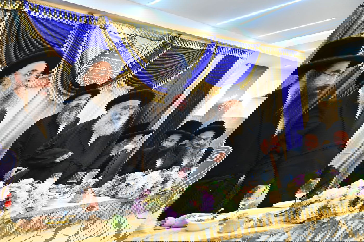 הגאב"ד העניק כוסיות כסף לנגידים ויין לאברכים | תיעוד