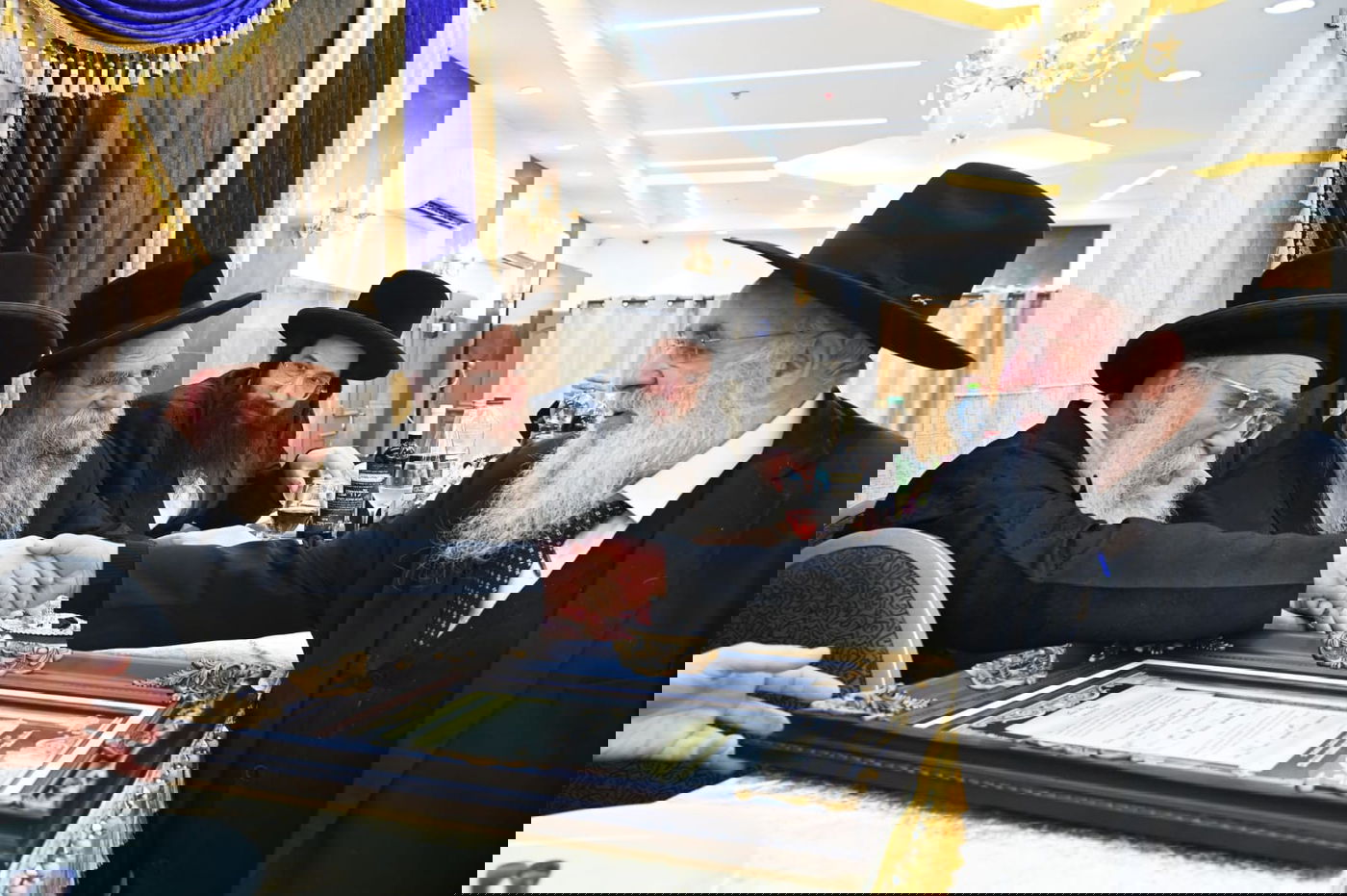 הגאב"ד העניק כוסיות כסף לנגידים ויין לאברכים | תיעוד