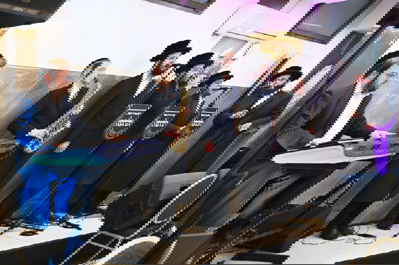 הגאב"ד העניק כוסיות כסף לנגידים ויין לאברכים | תיעוד