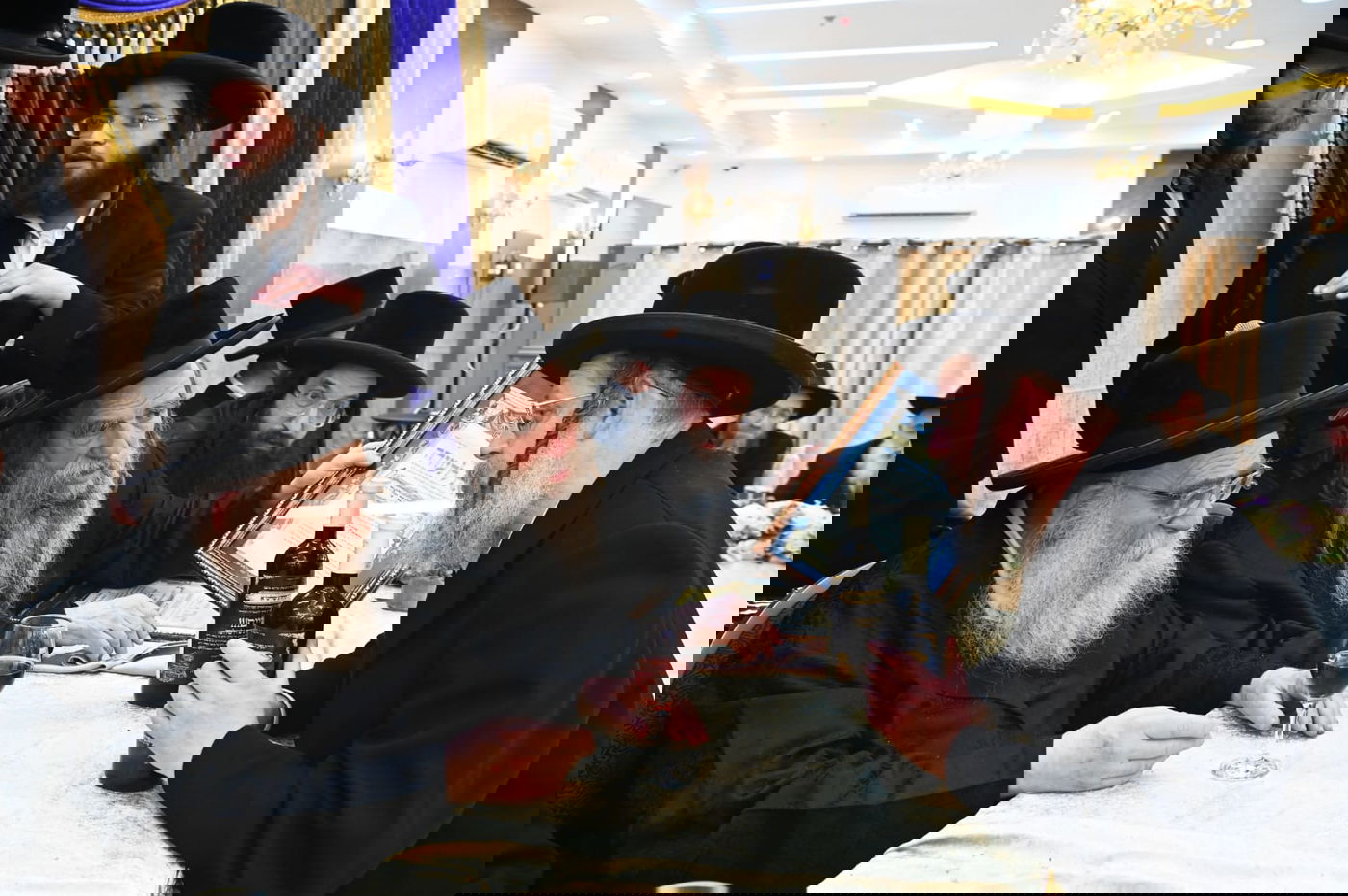 הגאב"ד העניק כוסיות כסף לנגידים ויין לאברכים | תיעוד