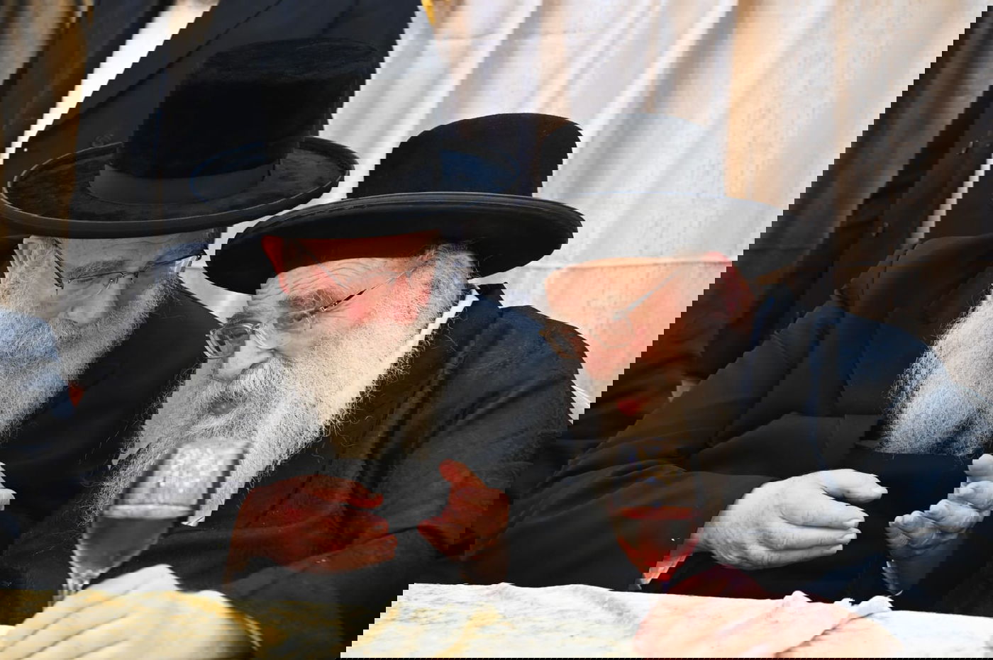 הגאב"ד העניק כוסיות כסף לנגידים ויין לאברכים | תיעוד