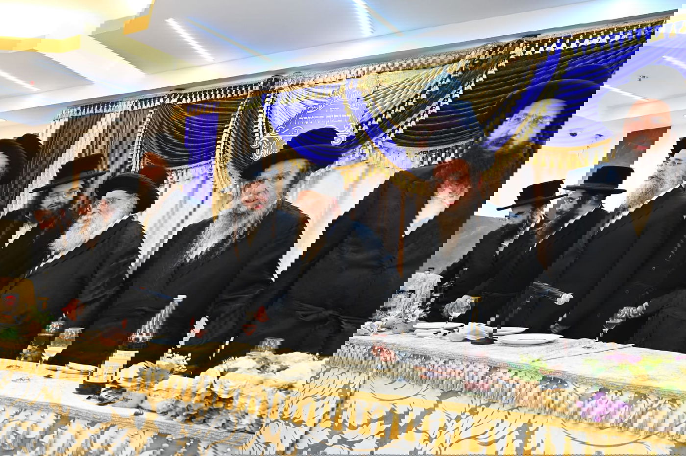 הגאב"ד העניק כוסיות כסף לנגידים ויין לאברכים | תיעוד