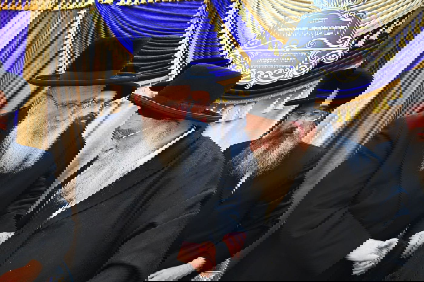 הגאב"ד העניק כוסיות כסף לנגידים ויין לאברכים | תיעוד