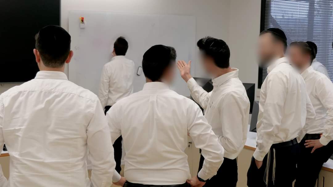 המתנדבים עוברים הכשרה מוכוונת לתפקידים מקצועיים וטכנולוגיים בשב"כ והשתלבות במערכי הביטחון