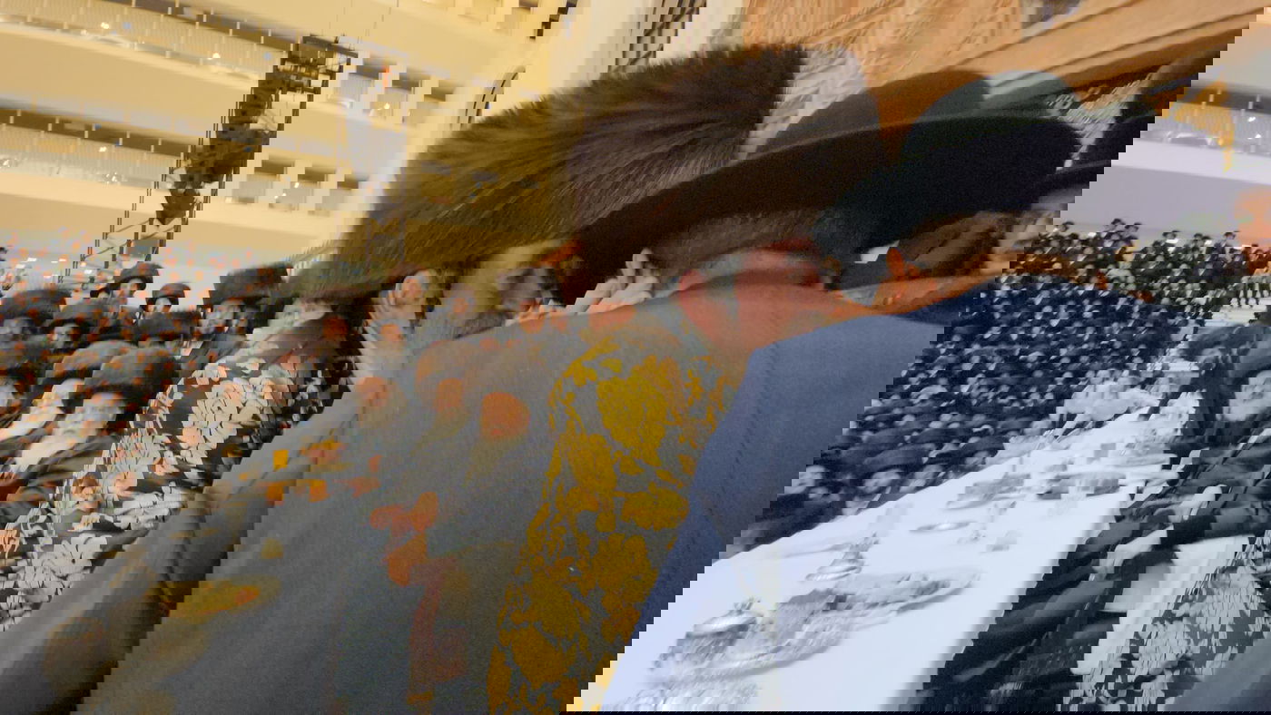 הרבי מויז'ניץ משוחח עם ח"כ גפני בחתונה, הערב