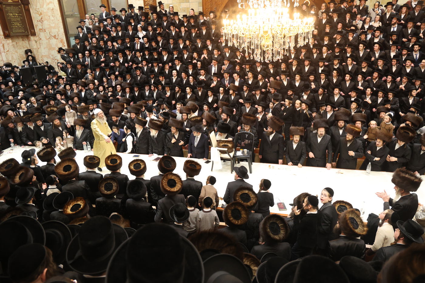 הקלידן והמקהלה עמדו בעזרת נשים, והמשפיע על השולחן במרכז ביהמ"ד | תיעוד