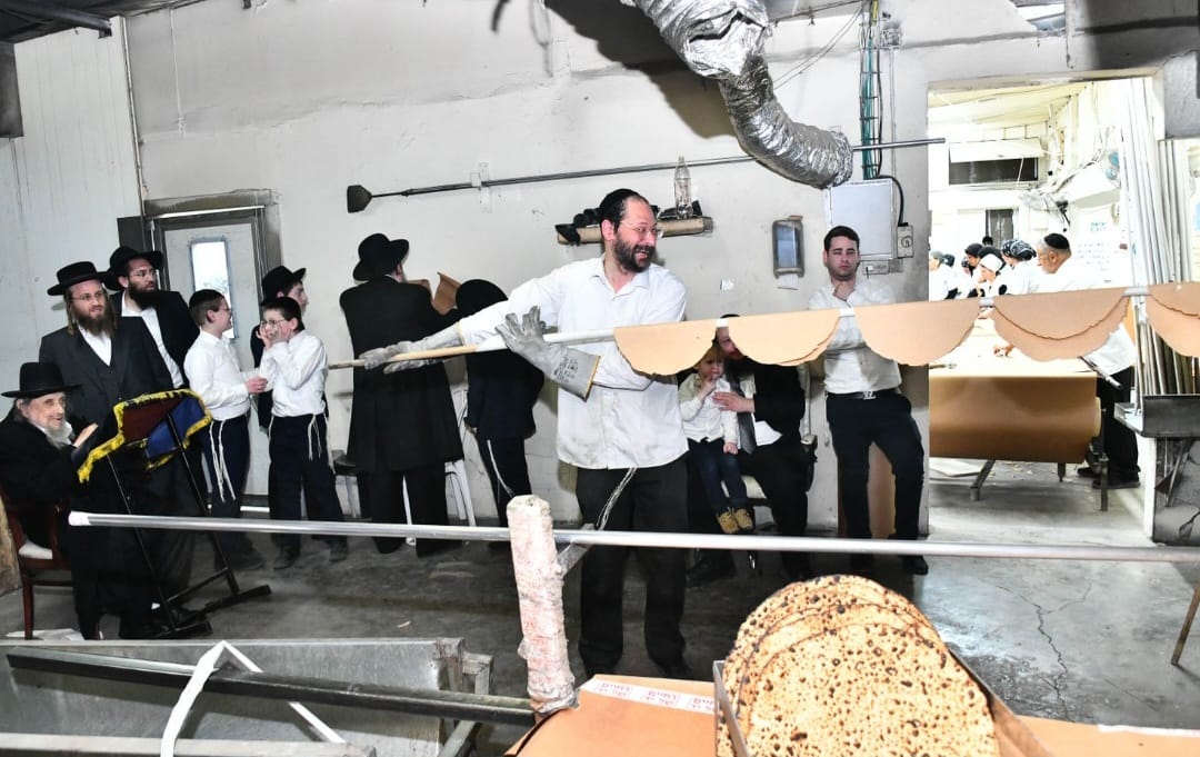 המקובל עירב את המים וחירר את המצות ברגש עז | תיעוד