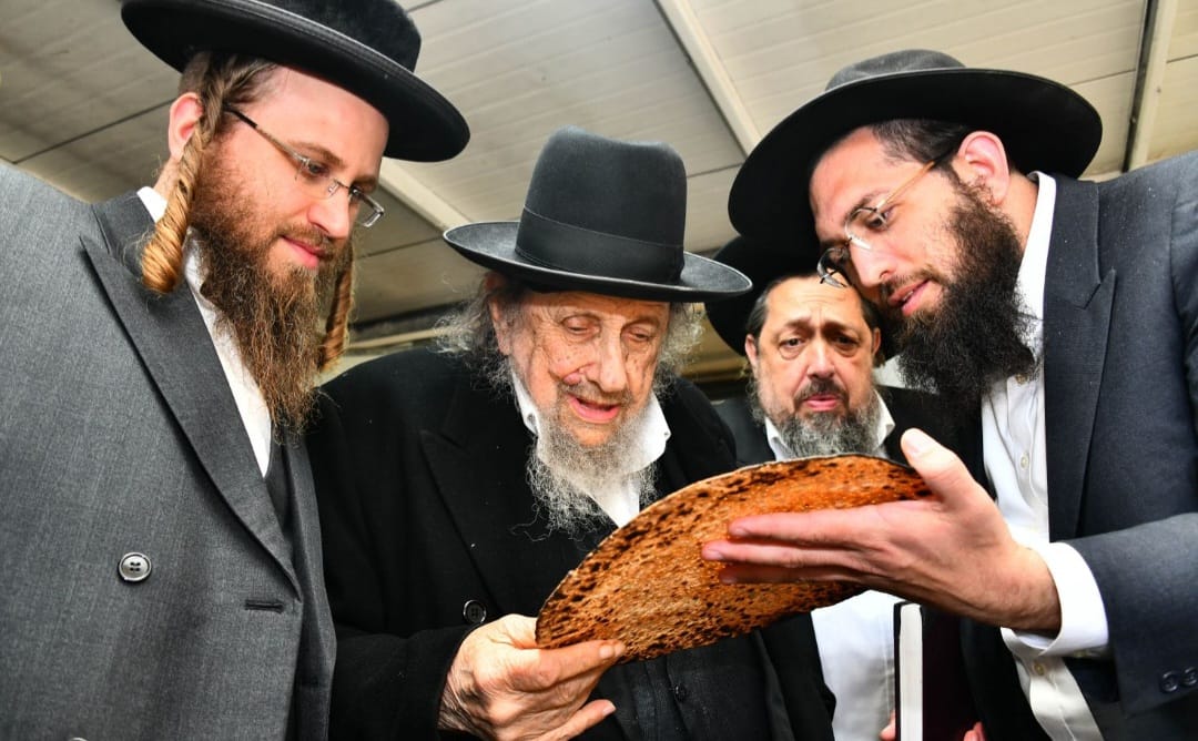 המקובל עירב את המים וחירר את המצות ברגש עז | תיעוד