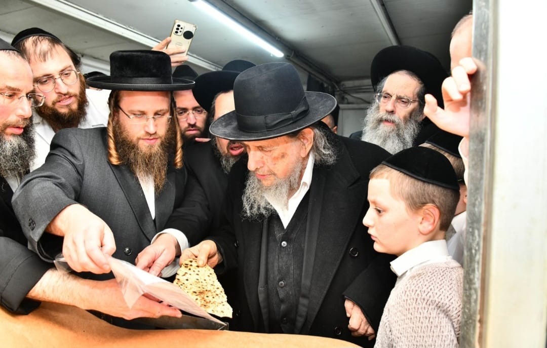 המקובל עירב את המים וחירר את המצות ברגש עז | תיעוד