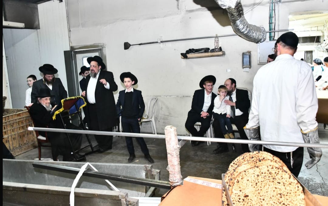 המקובל עירב את המים וחירר את המצות ברגש עז | תיעוד