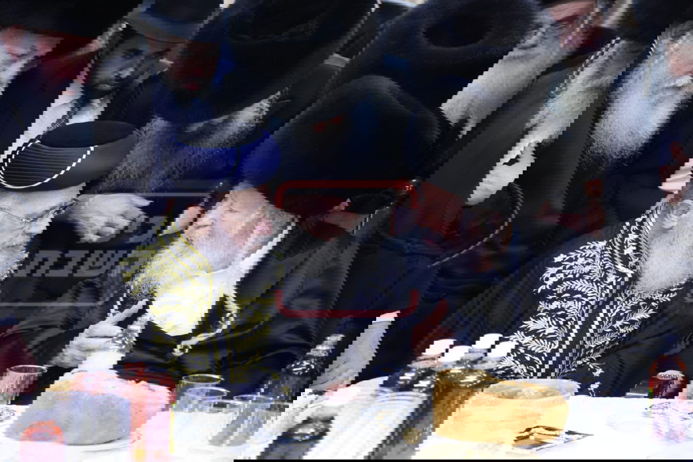 תיעוד מרהיב: אדמו"רי בני ברק בחופת גור - בבית המדרש הגדול בירושלים