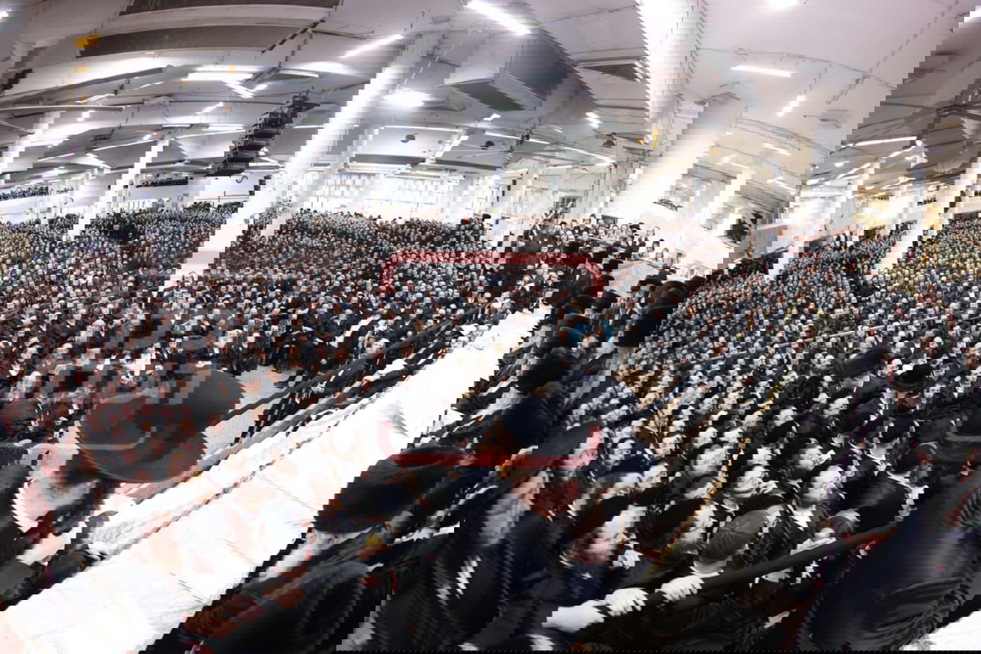 תיעוד מרהיב: אדמו"רי בני ברק בחופת גור - בבית המדרש הגדול בירושלים