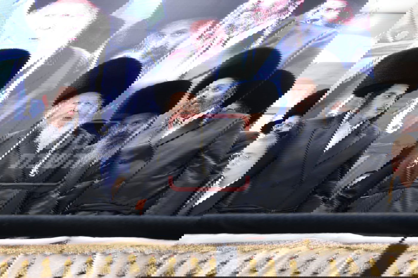 תיעוד מרהיב: אדמו"רי בני ברק בחופת גור - בבית המדרש הגדול בירושלים