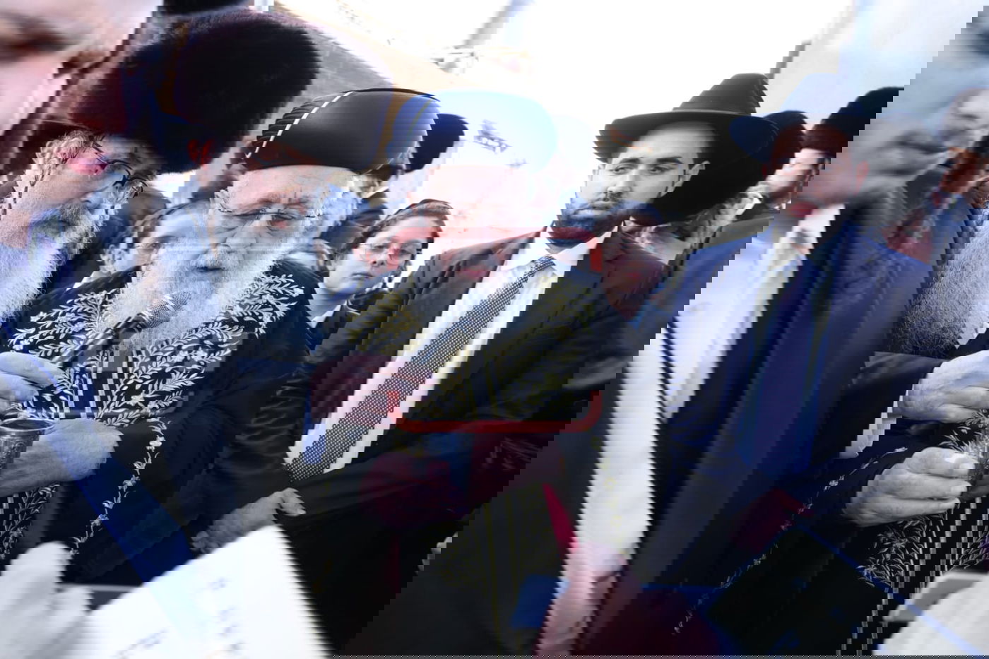 תיעוד מרהיב: אדמו"רי בני ברק בחופת גור - בבית המדרש הגדול בירושלים