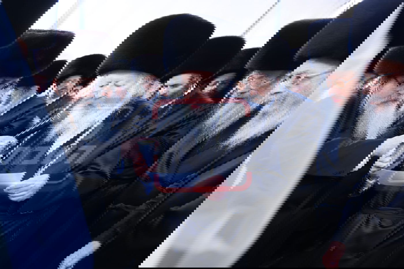 תיעוד מרהיב: אדמו"רי בני ברק בחופת גור - בבית המדרש הגדול בירושלים