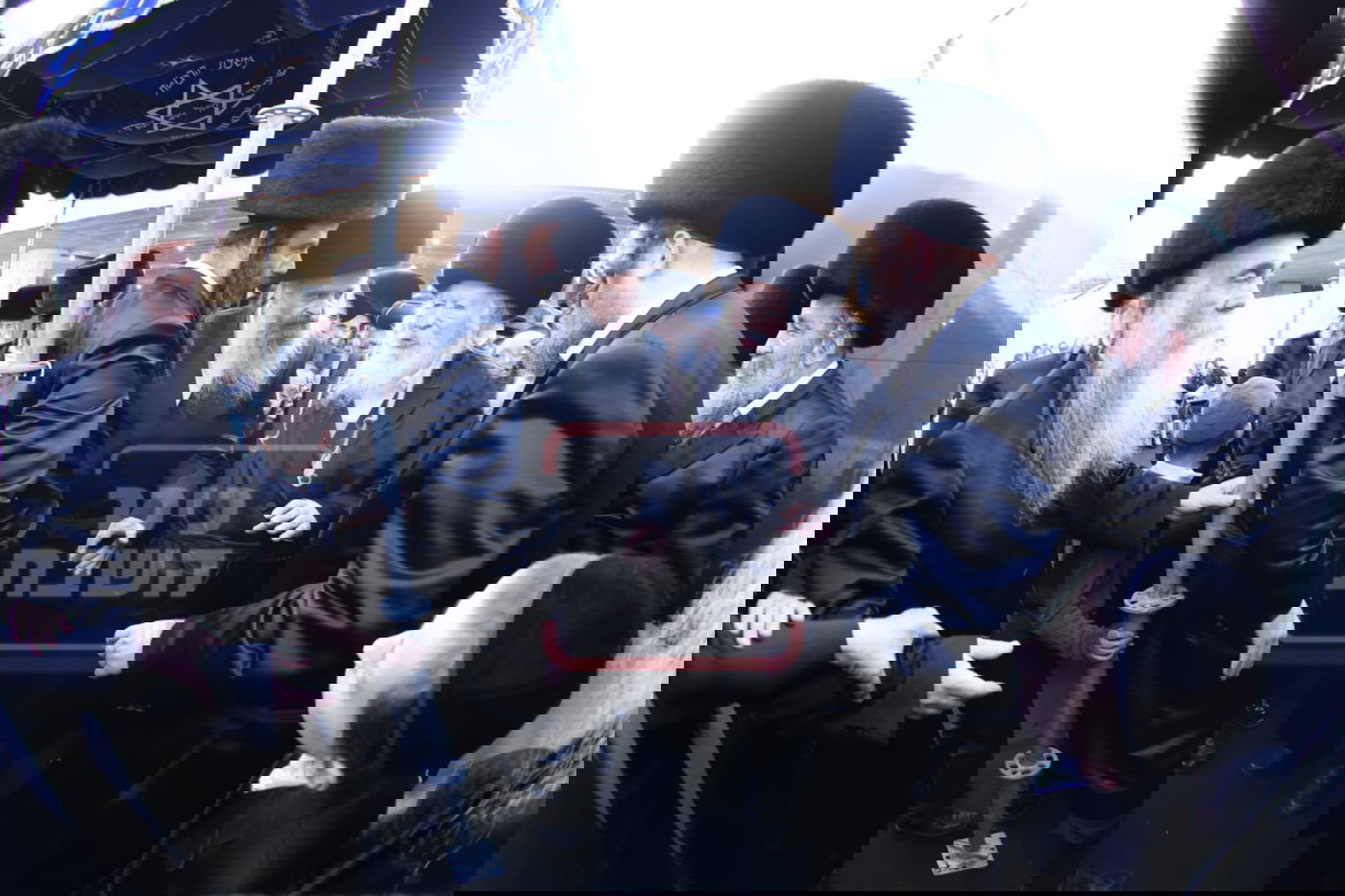 תיעוד מרהיב: אדמו"רי בני ברק בחופת גור - בבית המדרש הגדול בירושלים