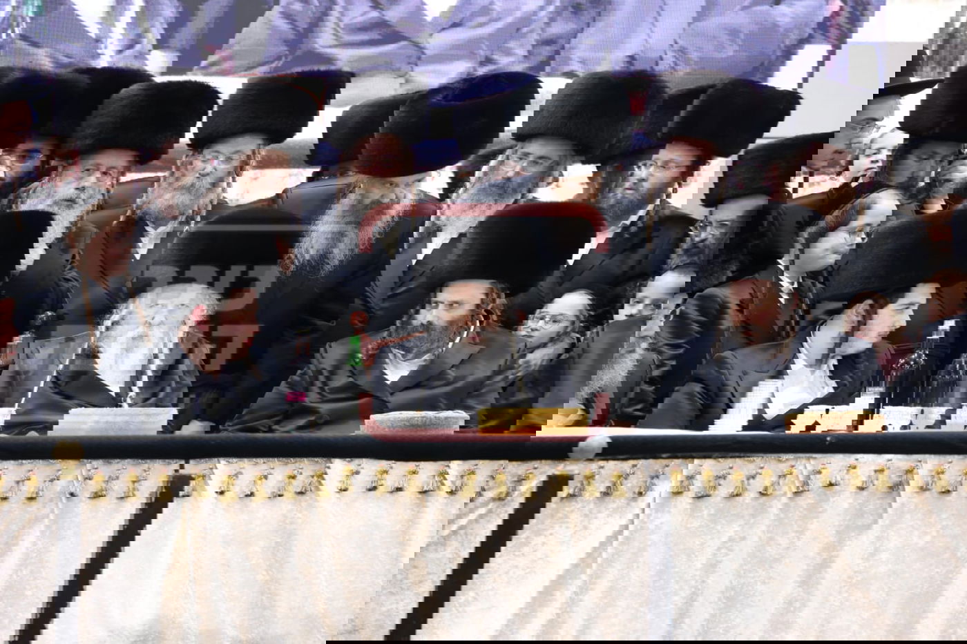 תיעוד מרהיב: אדמו"רי בני ברק בחופת גור - בבית המדרש הגדול בירושלים